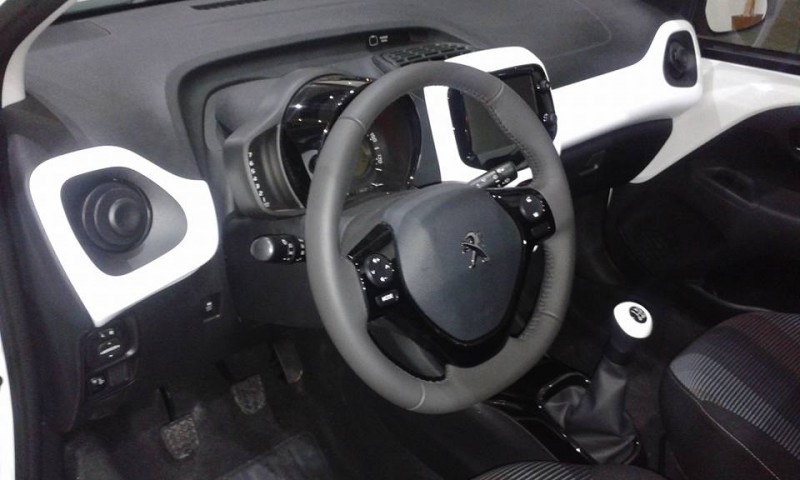 Lanzamiento-Bluebox-portonesshopping-Peugeot-108-interior-volante