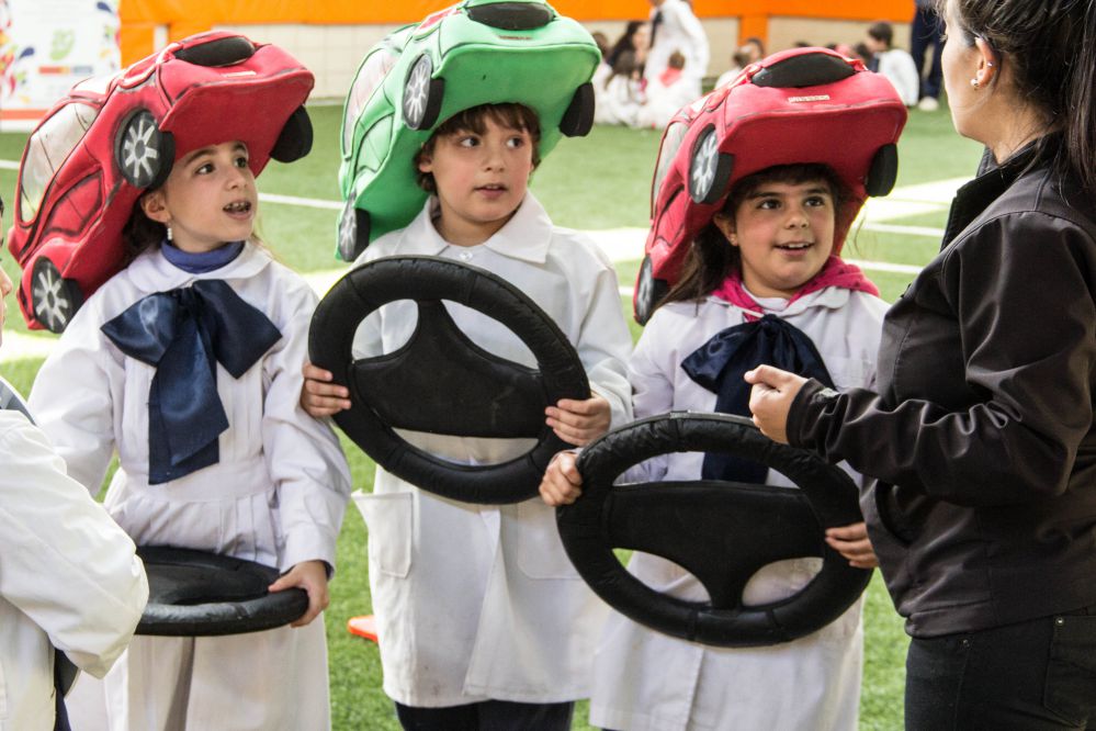 Nissan-campaña-niños-que-avanzan-escuela-niños-gorros-autos-caritas